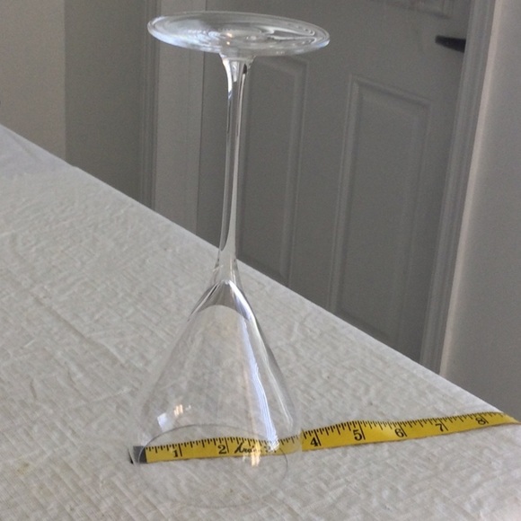 Home 2 wine Glasses has a Elegant look. - Picture 3 of 4